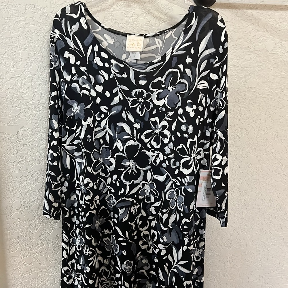 Elegant Black and White Floral Dress - Picture 2 of 3